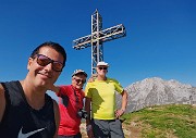 53 Alla croce di vetta di Cima Grem (2049 m) col nostro forogrtafo Palazzi